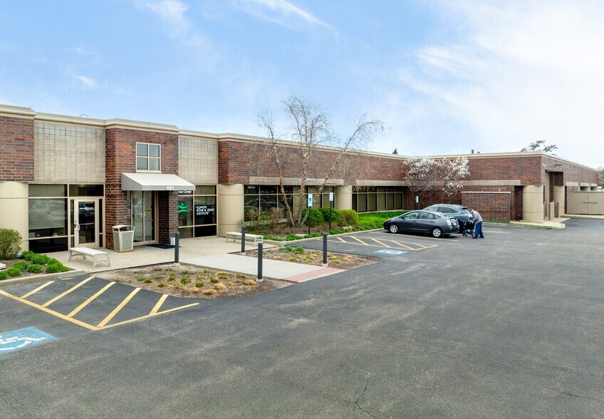 101 Waukegan Rd, Lake Bluff, IL à louer - Photo principale - Image 1 de 6