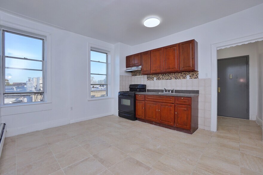 1569 70th St, Brooklyn, NY à vendre - Photo du bâtiment - Image 2 de 28