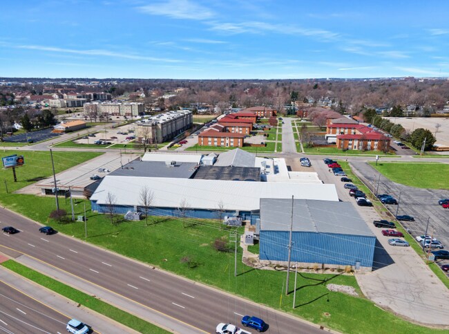 More details for 904 Four Seasons Rd, Bloomington, IL - Specialty for Sale