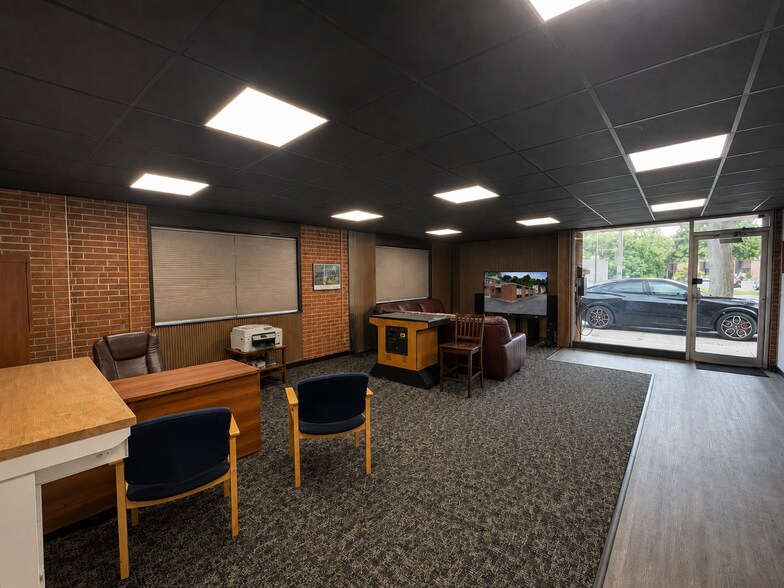 3320 S Pennsylvania Ave, Lansing, MI for sale - Building Photo - Image 2 of 7