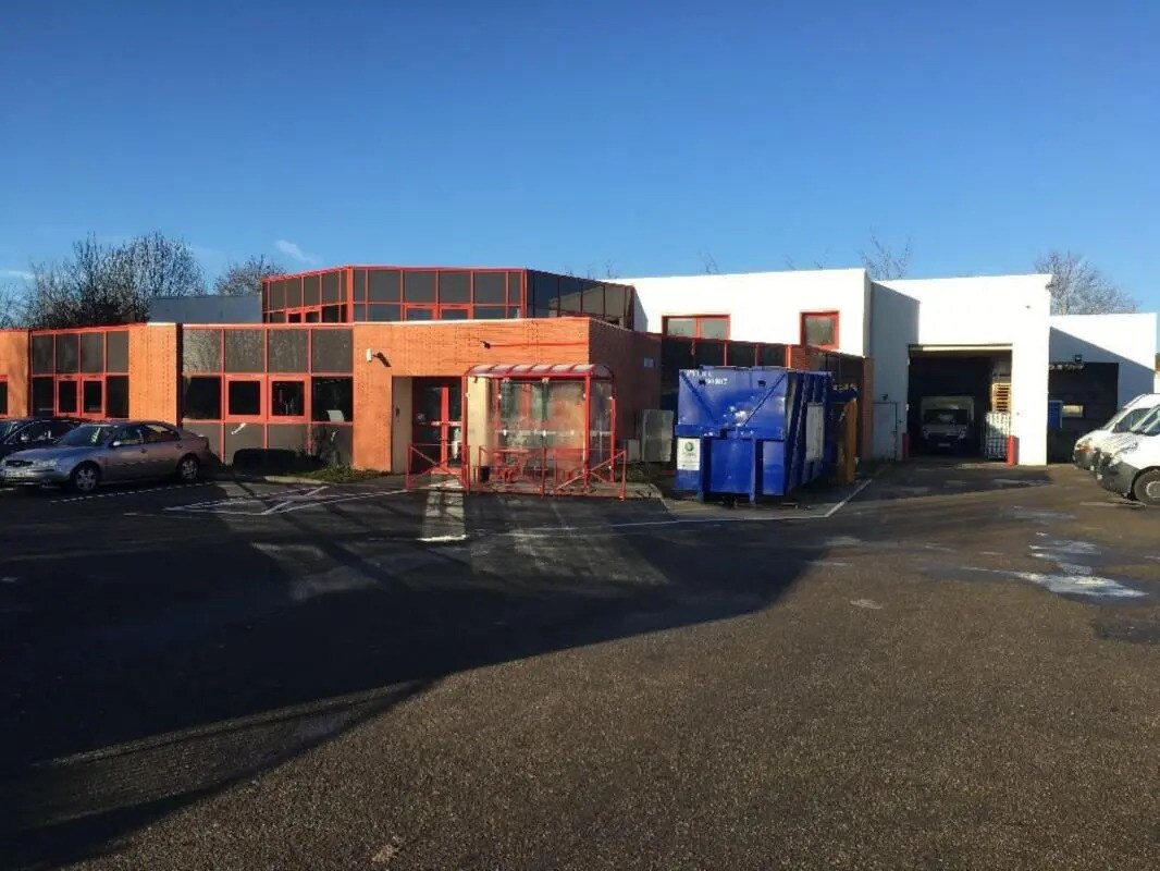 Flex in Voisins-le-Bretonneux for lease Primary Photo- Image 1 of 6