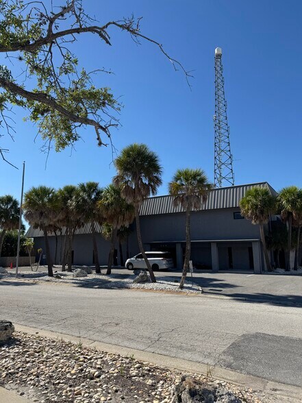 365 105th Ter NE, Saint Petersburg, FL à vendre - Photo du bâtiment - Image 2 de 34
