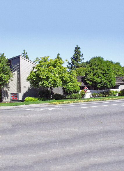 1301 Farmers Ln, Santa Rosa, CA à louer - Photo du bâtiment - Image 1 de 1