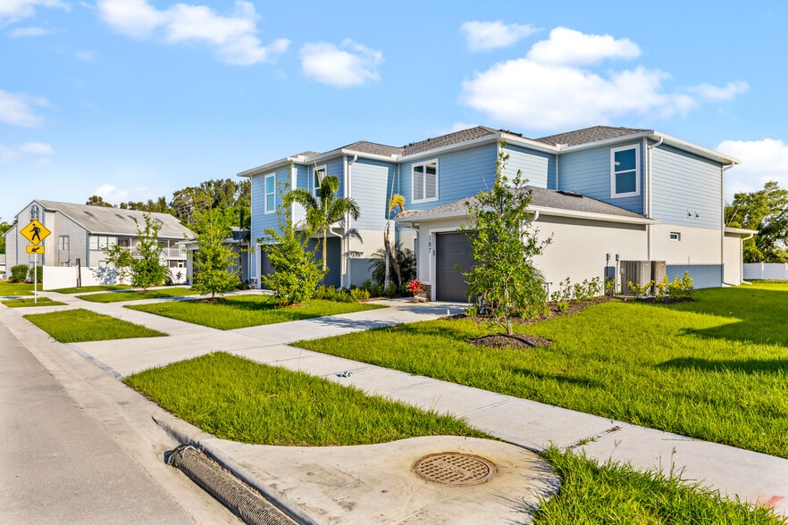 Hidden Woods - 12 Luxury Townhomes portfolio of 3 properties for sale on LoopNet.ca - Building Photo - Image 2 of 29