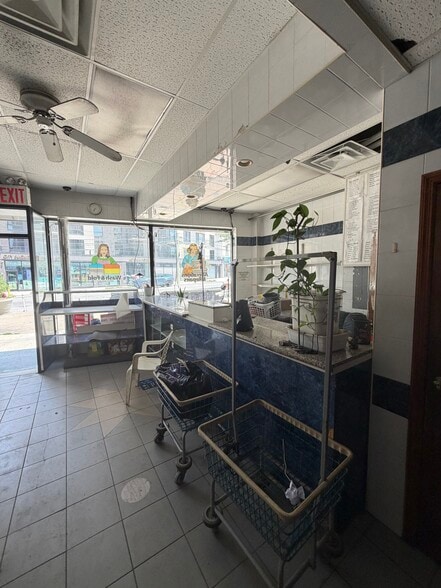 2106 Newtown ave, Queens, NY for lease - Building Photo - Image 2 of 4