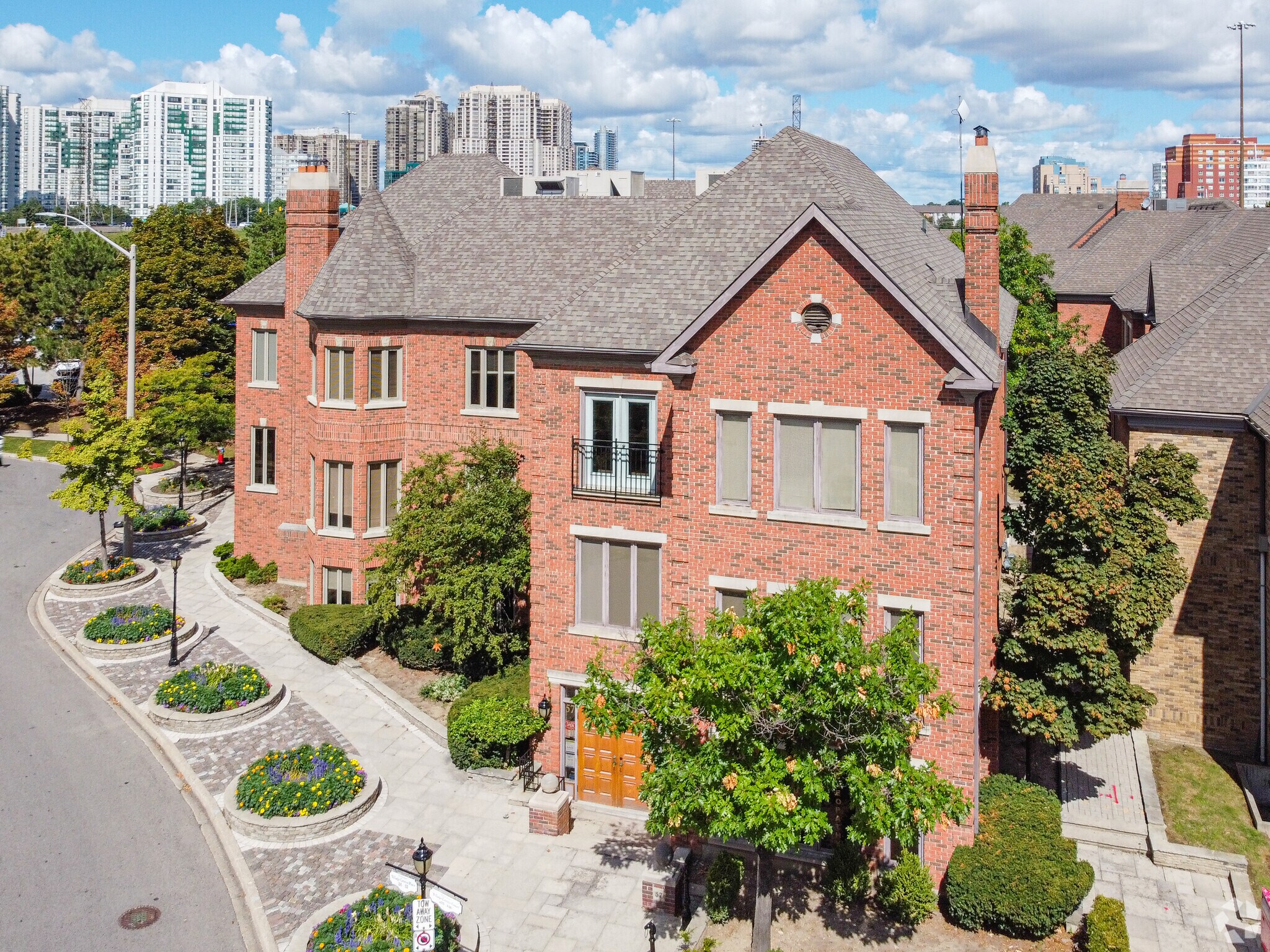 55-57 Village Centre Pl, Mississauga, ON for lease Primary Photo- Image 1 of 4
