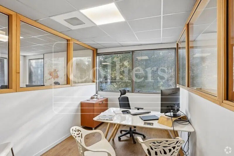 16 Parc du Golf, Aix-en-Provence for lease Interior Photo- Image 1 of 10