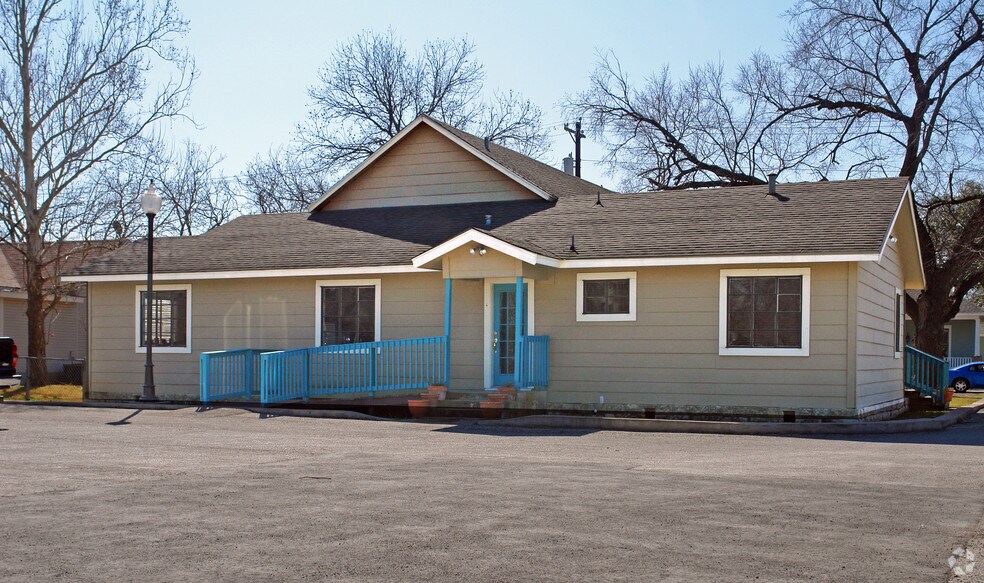 401 W University Ave, Georgetown, TX à louer - Photo du bâtiment - Image 3 de 4