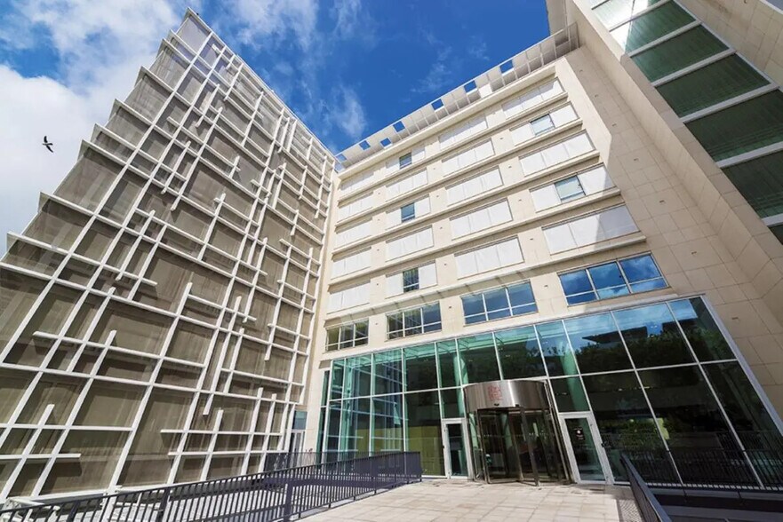 23 Rue François Jacob, Rueil-Malmaison à louer - Photo du bâtiment - Image 2 de 14