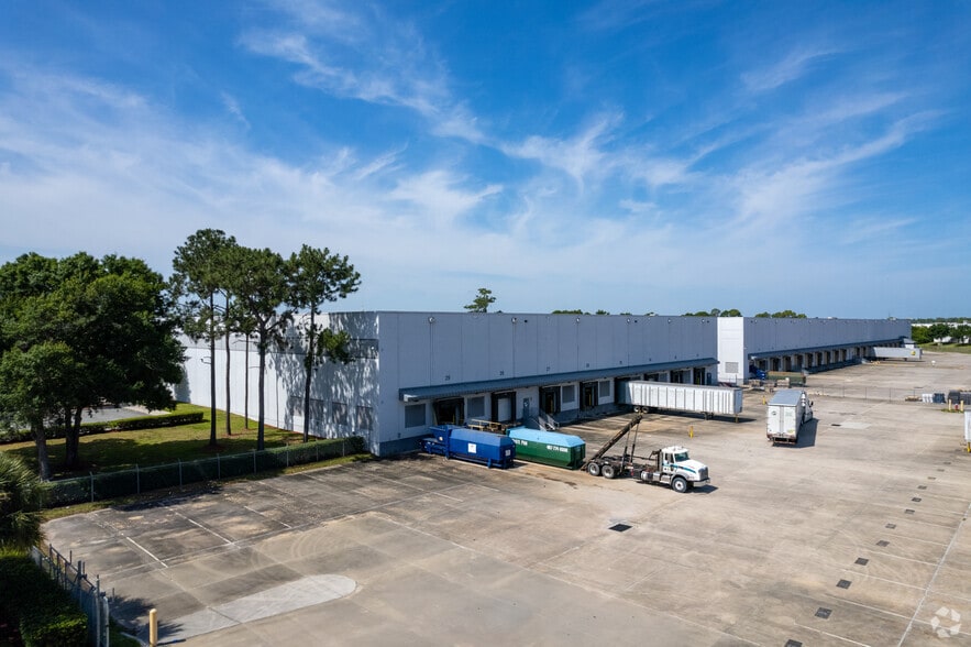 2351 Investors Row, Orlando, FL à louer - Photo du bâtiment - Image 2 de 7