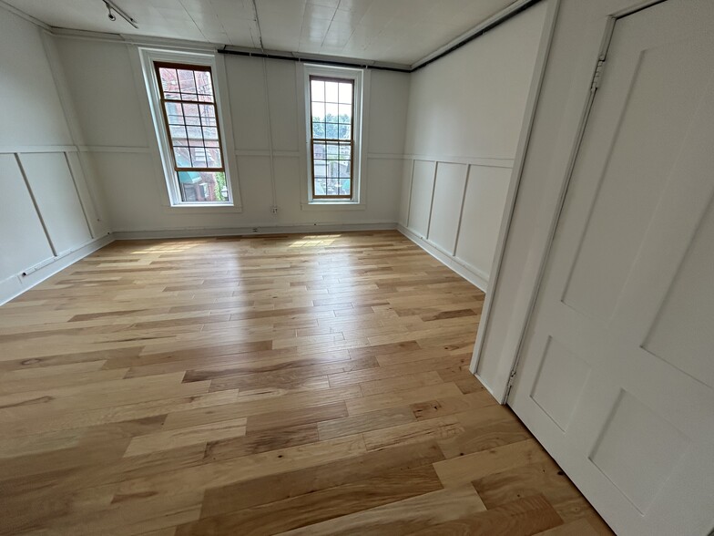 21 Elliot St, Brattleboro, VT for lease - Interior Photo - Image 1 of 4