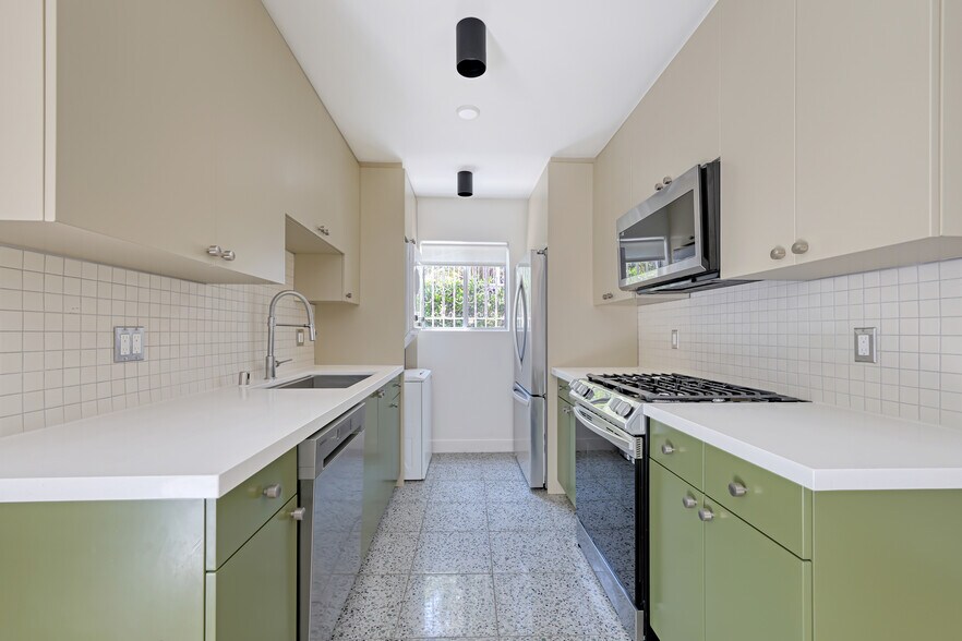 6615 Franklin Ave, Los Angeles, CA à vendre - Photo du bâtiment - Image 2 de 32