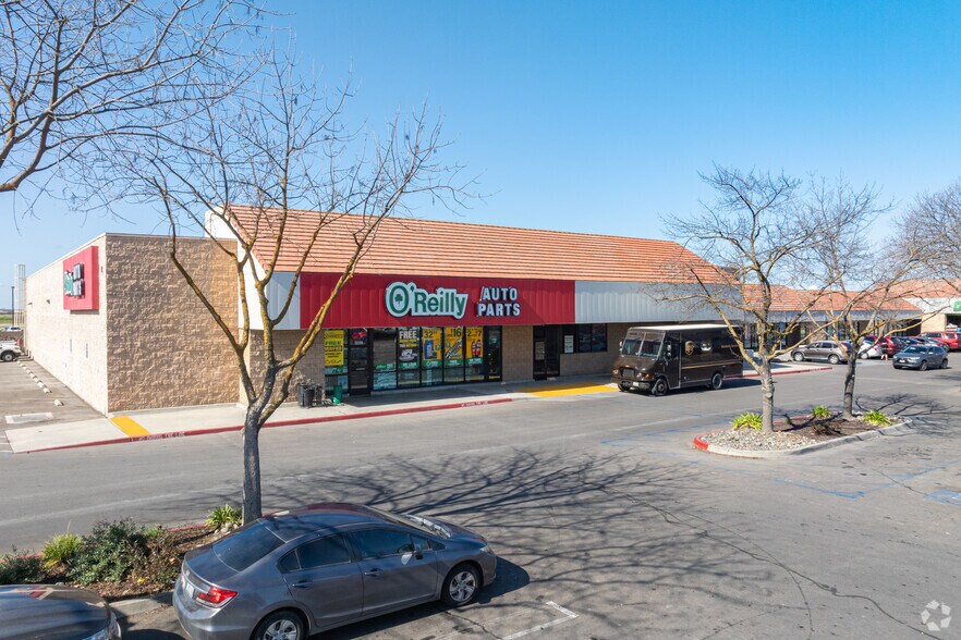 15040-15196 W Whitesbridge Ave, Kerman, CA à louer - Photo du bâtiment - Image 1 de 7