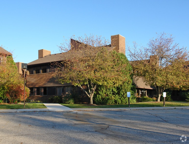 4125 Okemos Rd, Okemos, MI à louer - Photo du bâtiment - Image 3 de 33