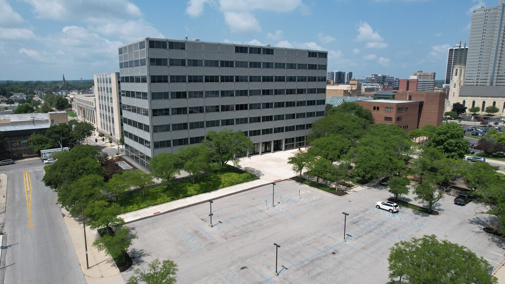 1300 S Clinton St, Fort Wayne, IN à louer - Photo du bâtiment - Image 1 de 12