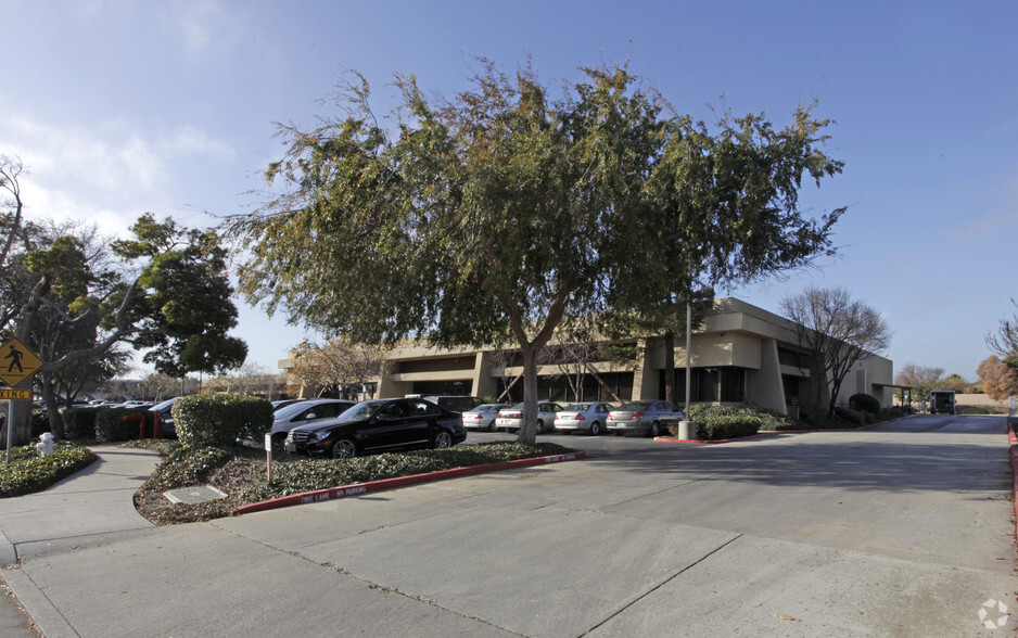 4750 Patrick Henry Dr, Santa Clara, CA for lease - Building Photo - Image 2 of 8