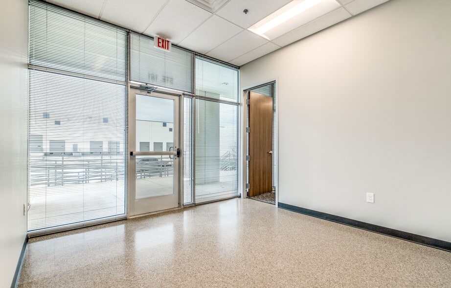 3319 N Panam Expy, San Antonio, TX for lease - Interior Photo - Image 2 of 10