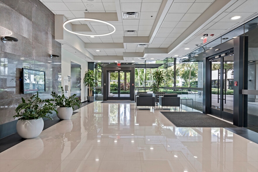 3450 Lakeside Dr, Miramar, FL à louer - Photo du bâtiment - Image 2 de 4