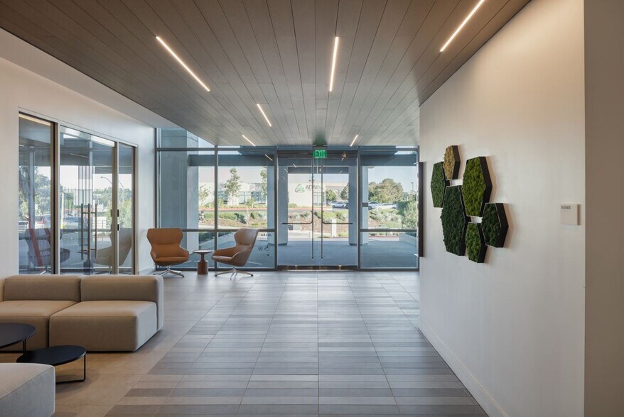 5880 Oberlin Dr, San Diego, CA à louer - Hall d’entrée - Image 2 de 11