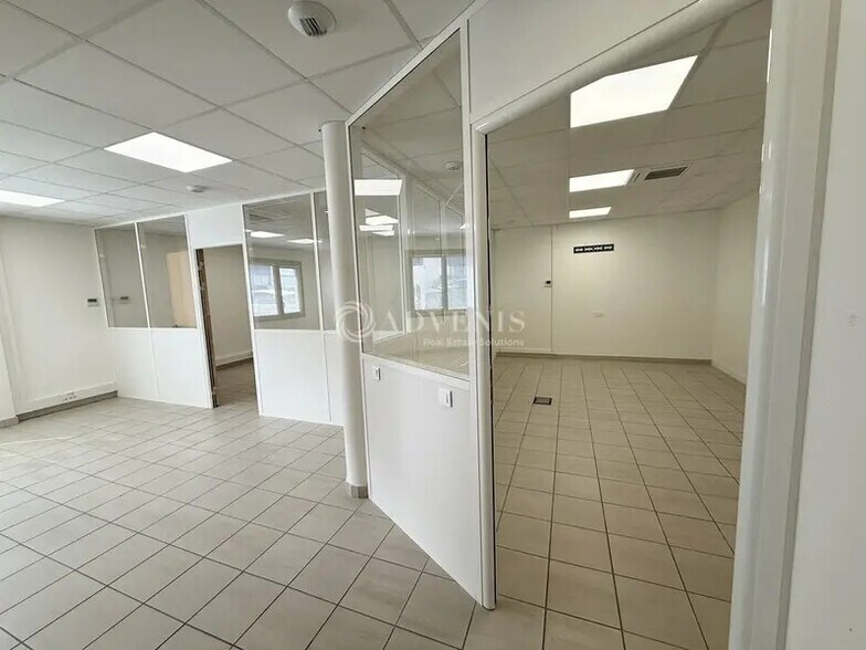 Office in Limas for lease - Interior Photo - Image 2 of 11