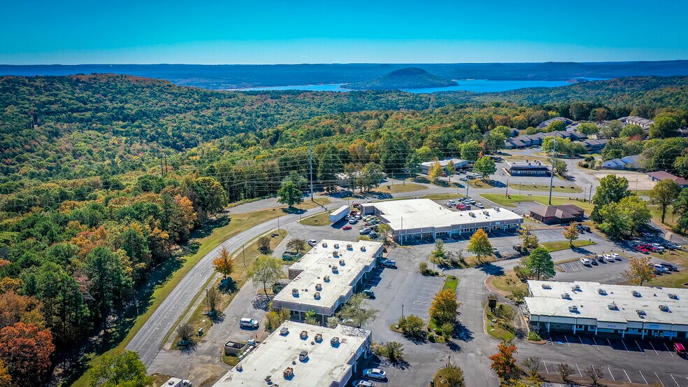 115 Village Pl, Fairfield Bay, AR à louer - Photo du bâtiment - Image 1 de 10