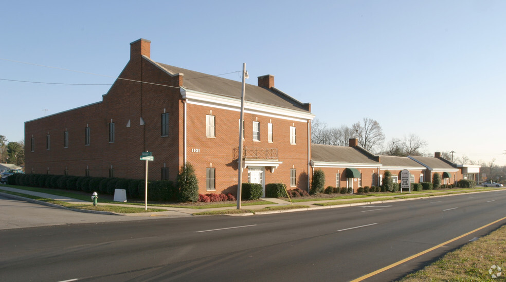 1023-1119 E Wendover Ave, Greensboro, NC à louer - Photo du bâtiment - Image 3 de 5