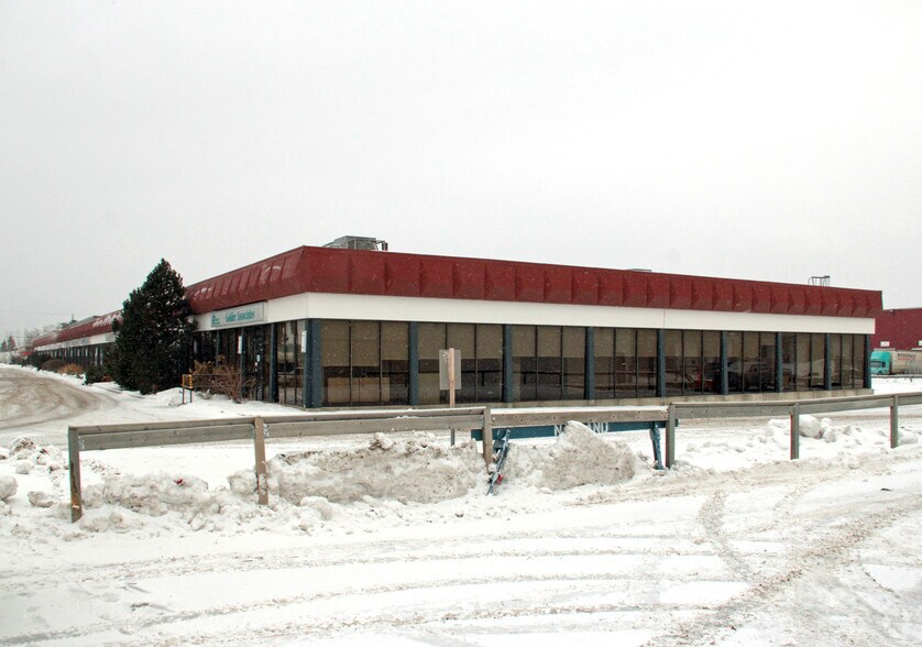 11606-11642 149th St NW, Edmonton, AB à louer - Photo du bâtiment - Image 2 de 13