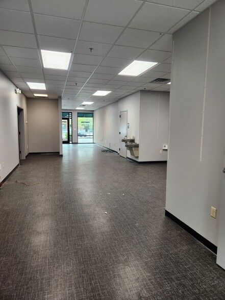 6780 NE Roswell Rd, Atlanta, GA for lease - Interior Photo - Image 2 of 13