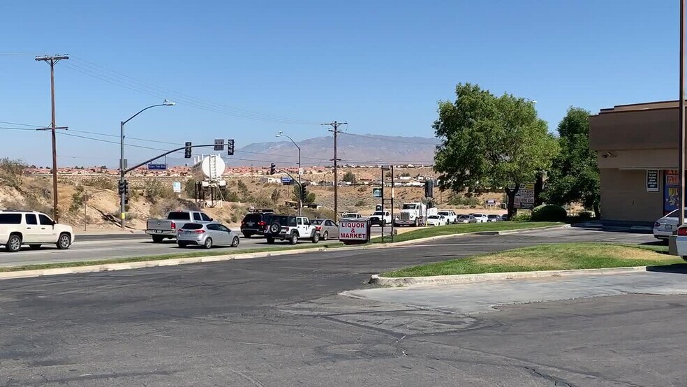 13728 Hesperia Rd, Victorville, CA à louer - Vidéo sur l’inscription commerciale - Image 2 de 18