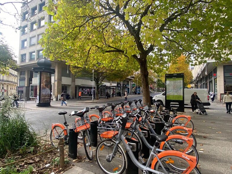 Retail in Nantes for lease - Building Photo - Image 3 of 7