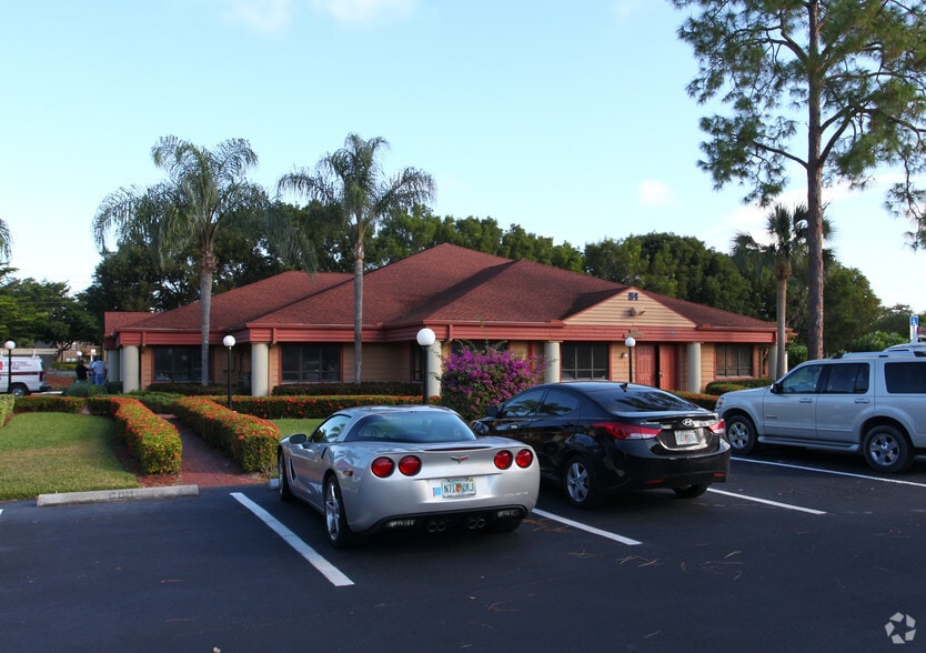 12501 World Plaza Ln, Fort Myers, FL for sale - Primary Photo - Image 1 of 6