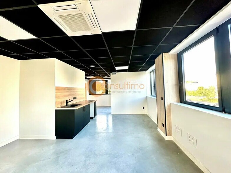 Office in Talence for lease - Building Photo - Image 2 of 8
