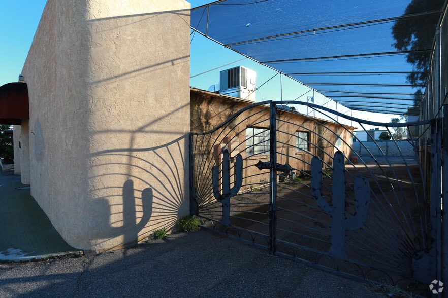 1026 N Columbus Blvd, Tucson, AZ à vendre - Photo du bâtiment - Image 3 de 51