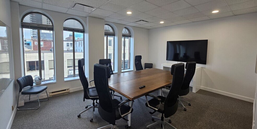 80 Queen St, Kingston, ON à louer - Photo du bâtiment - Image 3 de 8