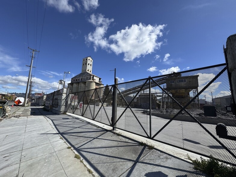 2400 Peralta St, Oakland, CA for sale - Building Photo - Image 3 of 9
