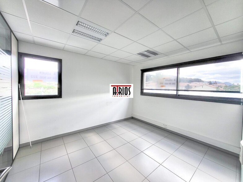 Office in Ollioules for lease - Interior Photo - Image 2 of 4