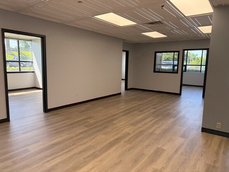 565 Broadhollow Rd, Farmingdale, NY à louer - Photo du bâtiment - Image 2 de 6