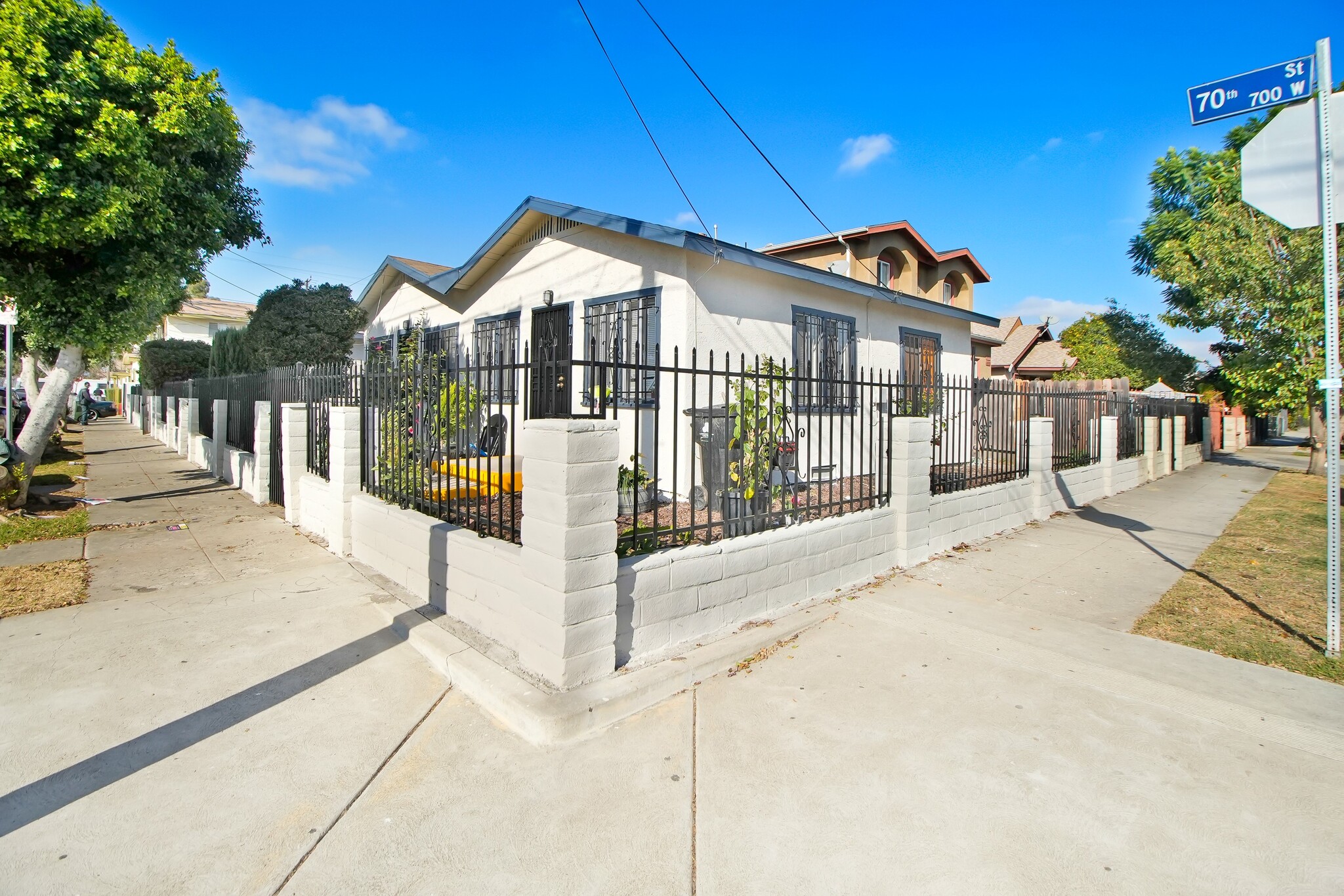 707 W 70th St, Los Angeles, CA à vendre Photo du b timent- Image 1 de 5