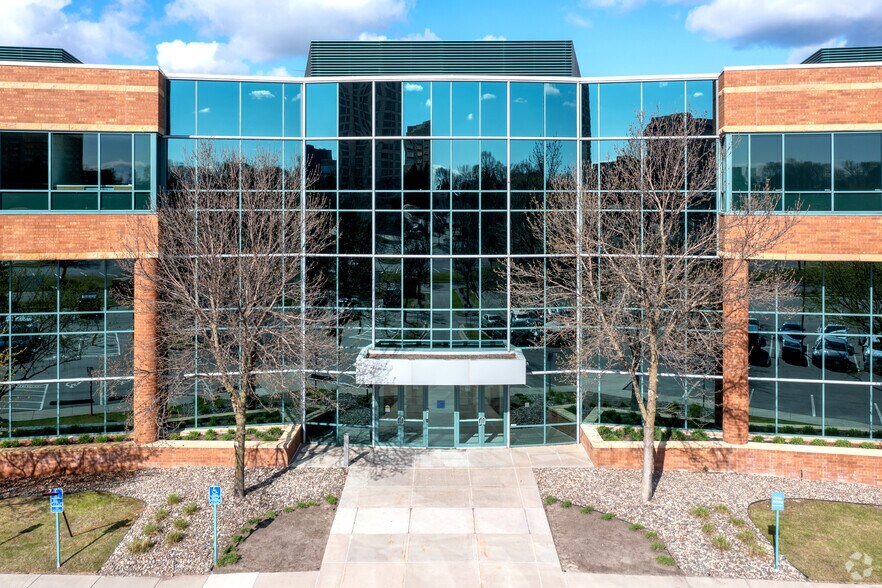 5850 Opus Pky, Minnetonka, MN à louer - Photo du bâtiment - Image 2 de 11