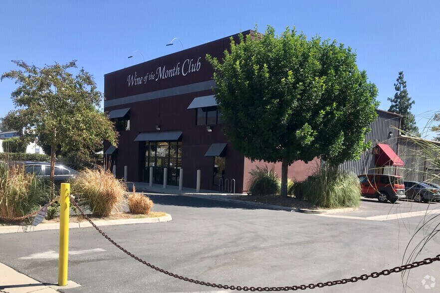 127 W Pomona St, Monrovia, CA à louer - Photo du bâtiment - Image 3 de 6