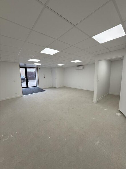 Retail in Craponne for lease - Interior Photo - Image 3 of 6