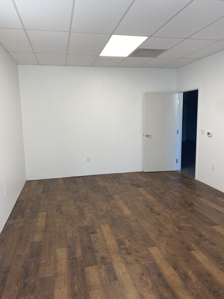 7037 Twin Hills Ave, Dallas, TX for lease - Interior Photo - Image 3 of 19