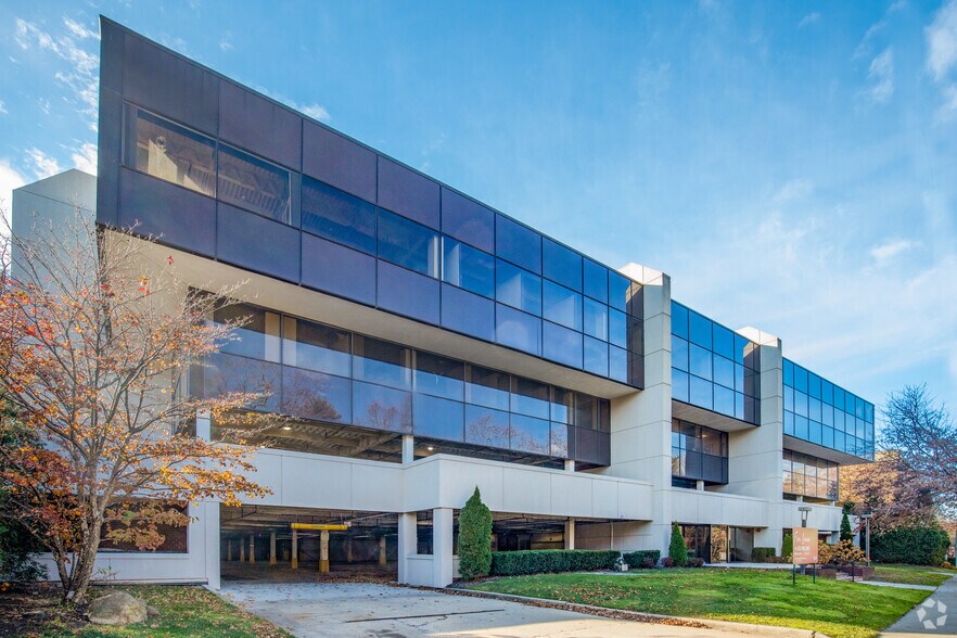 111 E Shore Rd, Manhasset, NY à louer - Photo du bâtiment - Image 2 de 6