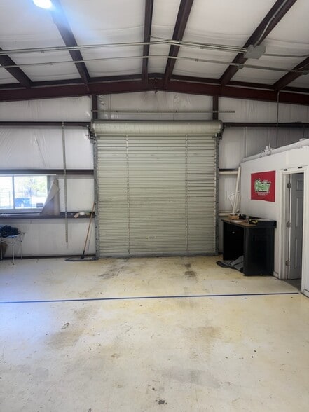 701 Eagle Creek Dr, Floresville, TX for lease - Interior Photo - Image 2 of 10