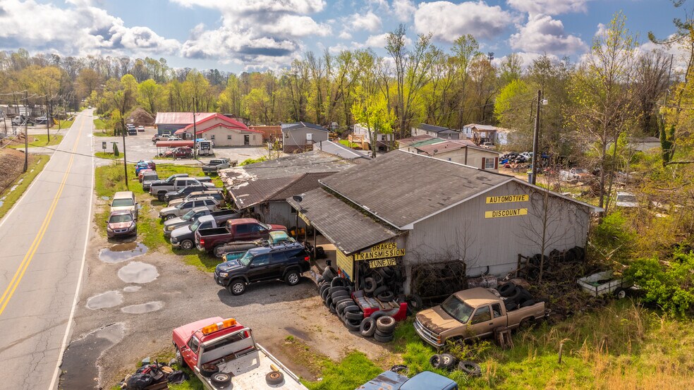 1611 Old Spartanburg rd, Hendersonville, NC à vendre - Photo du bâtiment - Image 2 de 12