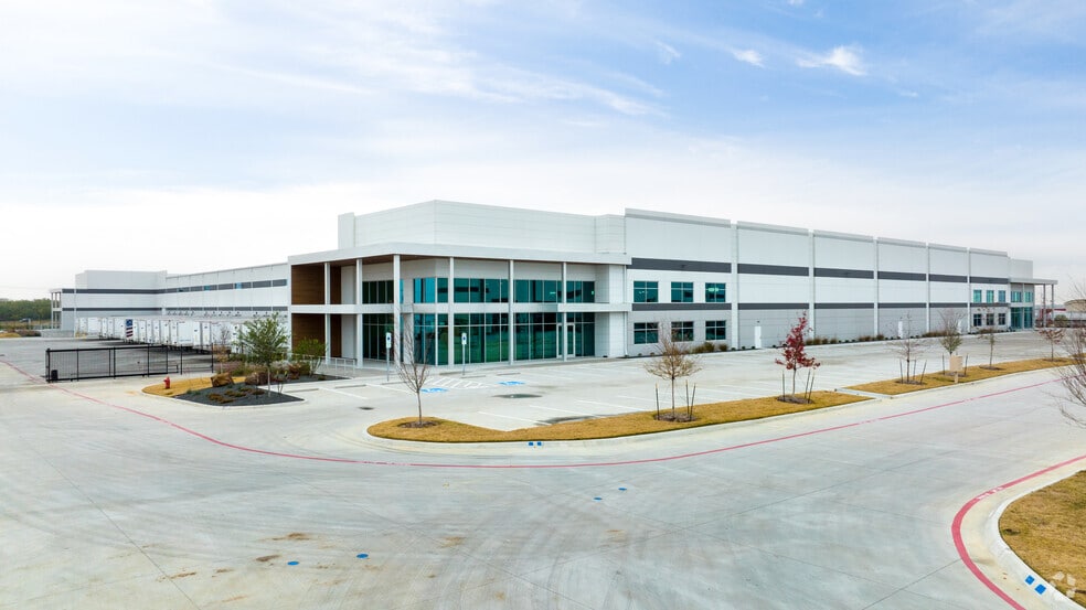 2833 Basswood Blvd, Fort Worth, TX for lease - Primary Photo - Image 1 of 5