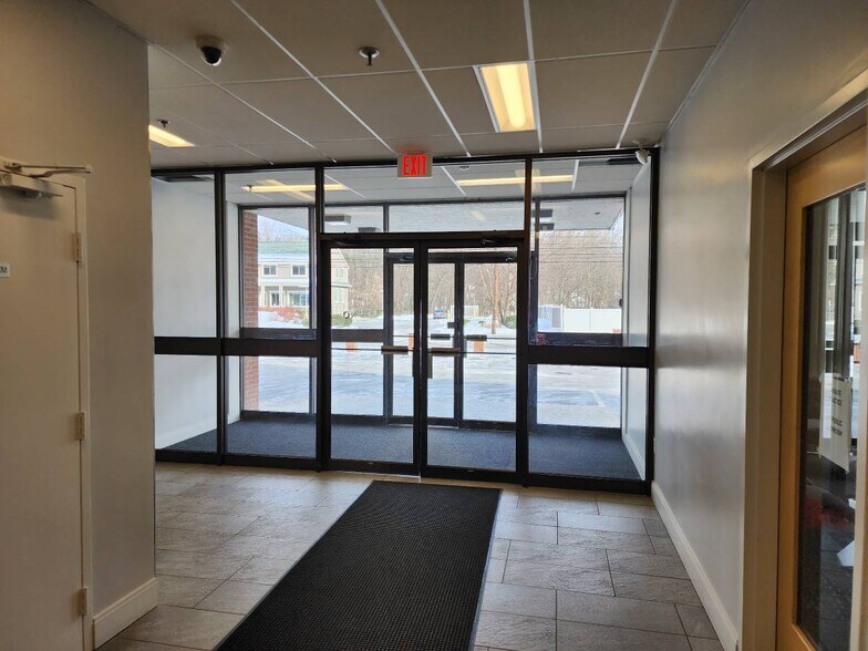 274 Main St, Reading, MA à louer - Photo intérieure - Image 2 de 8