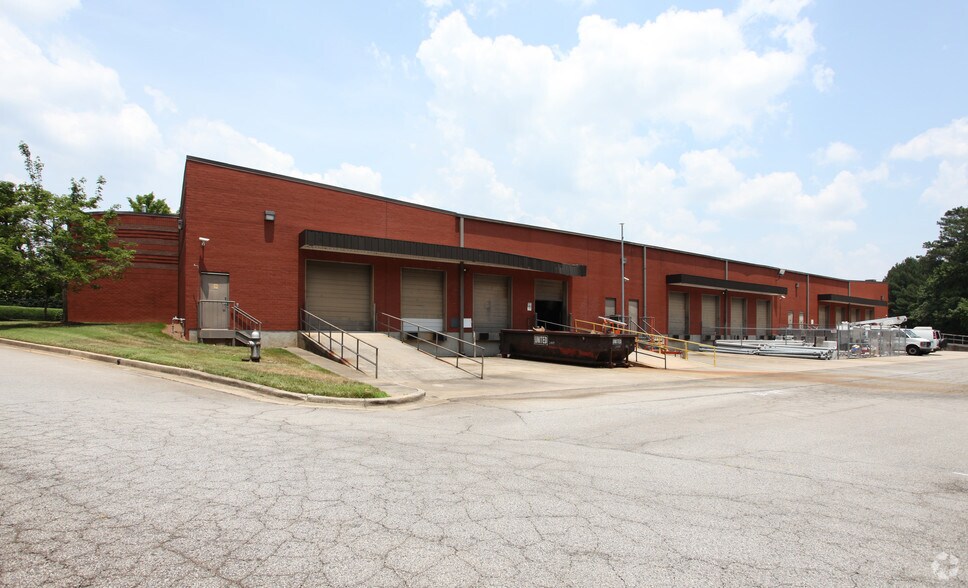 1450 Oakbrook Dr, Norcross, GA à louer - Photo du bâtiment - Image 3 de 4