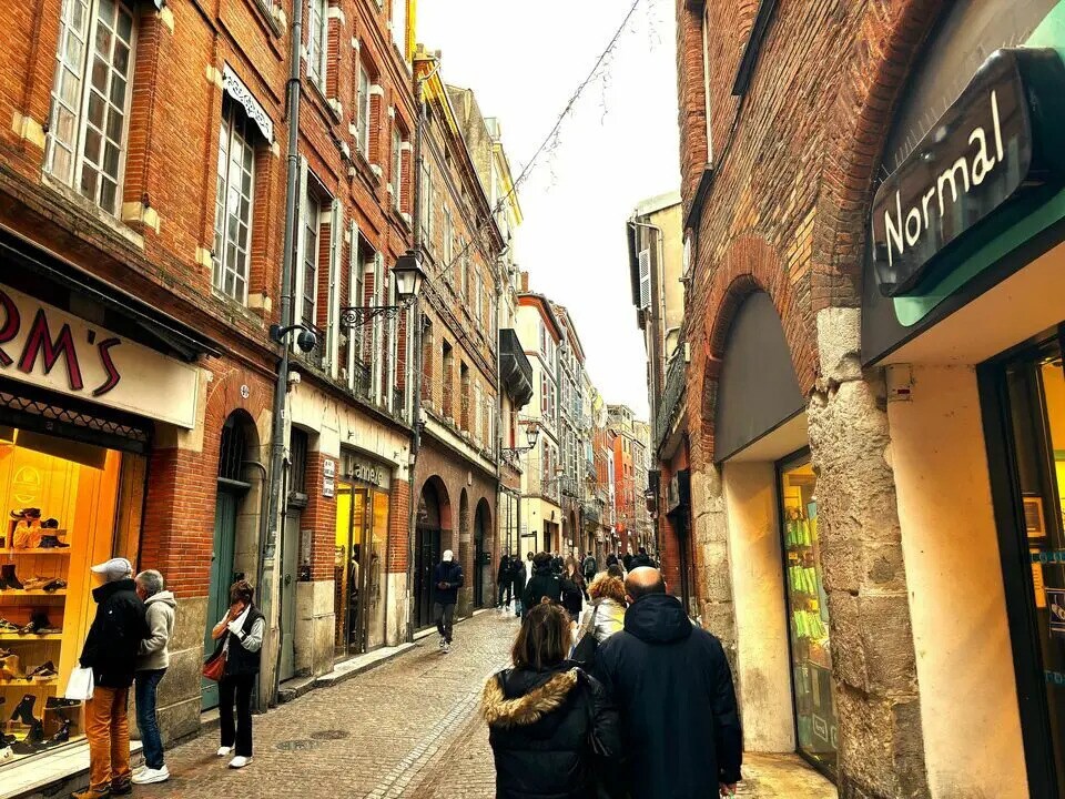 Retail in Toulouse for lease Building Photo- Image 1 of 3