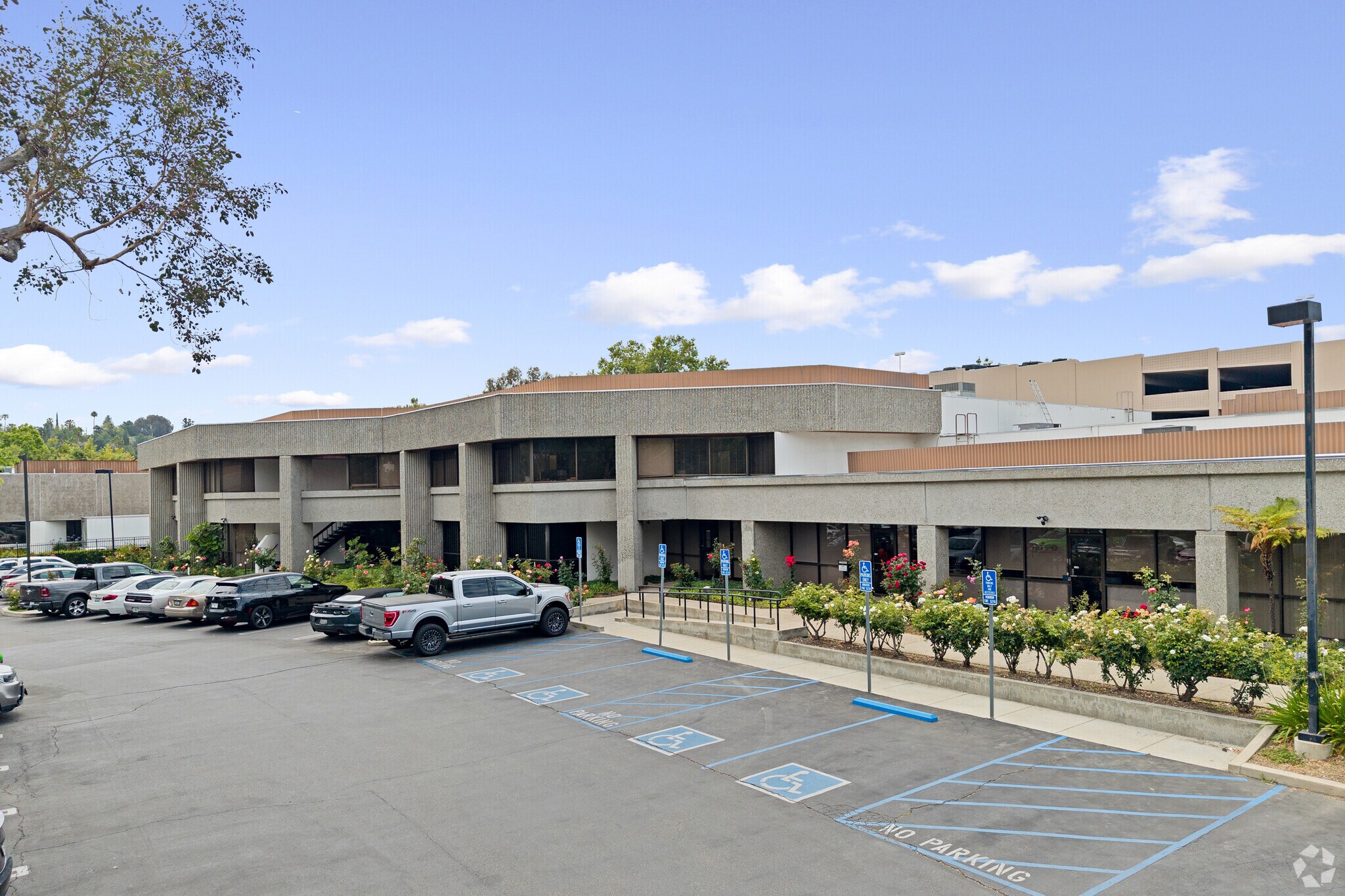 21250 Califa St, Woodland Hills, CA à louer Photo du bâtiment- Image 1 de 9